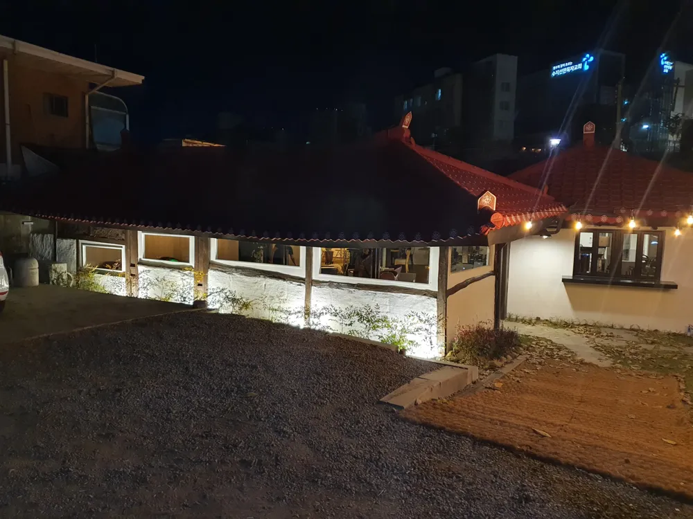 밤에 조명이 켜진 기와지붕 카페 외관 시공 완료 실제 사진