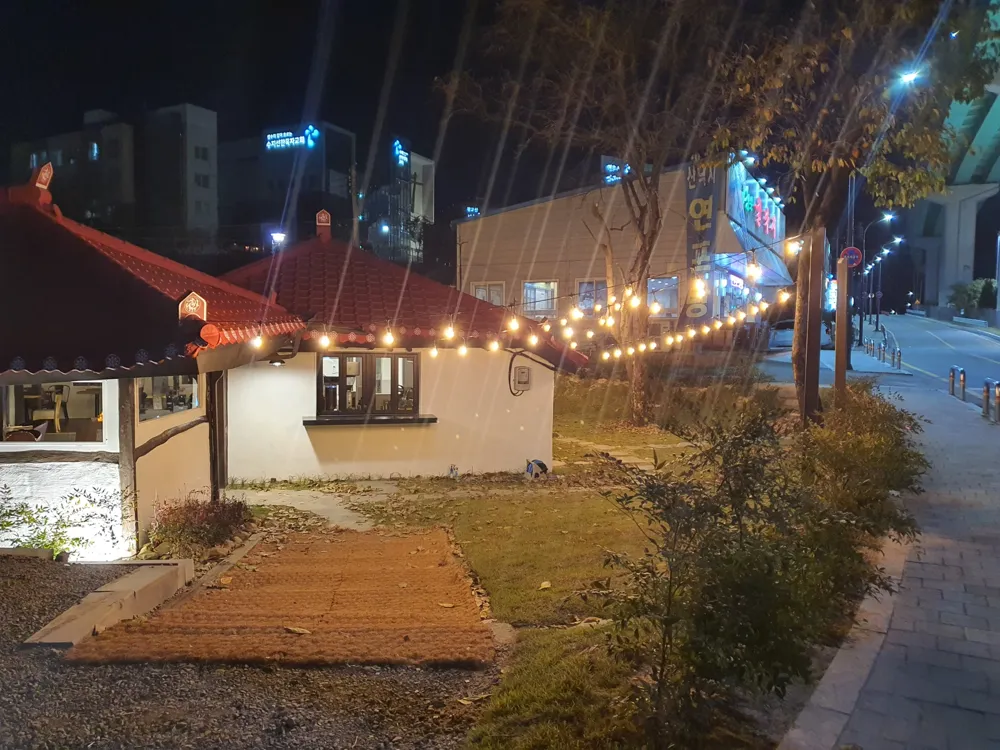 전구 조명으로 둘러싼 카페 외부 마당 시공 완료 실제 사진
