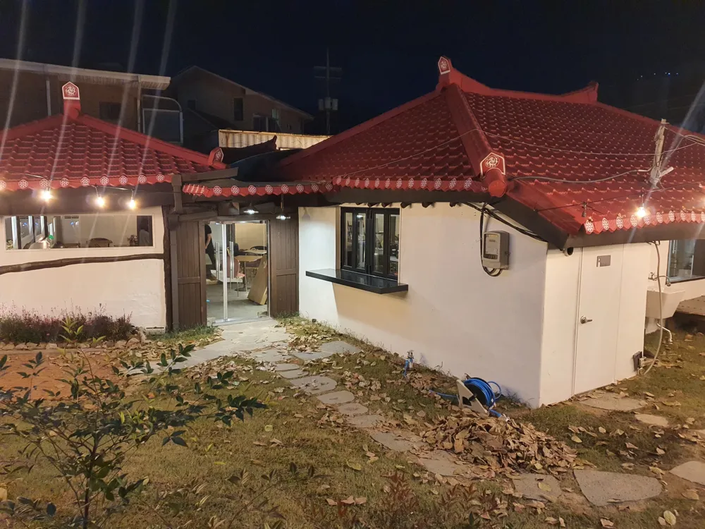 기와지붕 건물과 입구 동선 시공 완료 실제 사진
