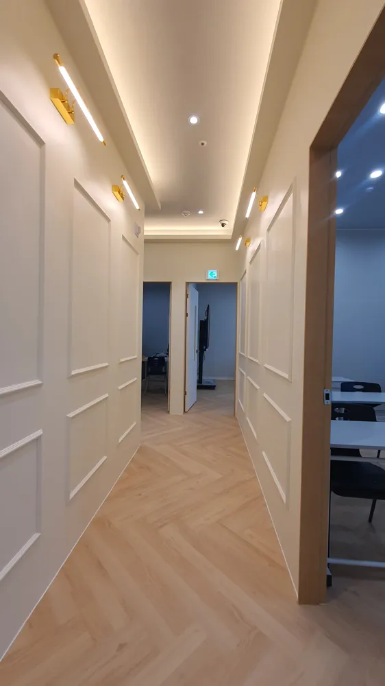 몰딩 벽면과 헤링본 바닥 복도 시공 완료 실제 사진